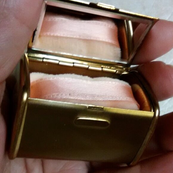 Vintage oblong shaped gold tone compact with puff and powder screen - Picture 4 of 12